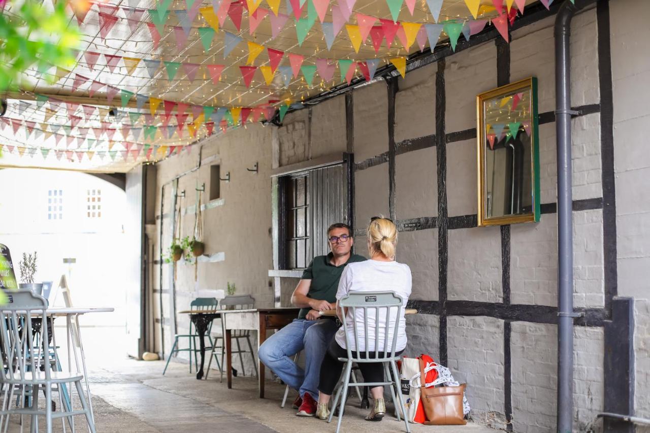 The Black Swan Inn Devizes Bagian luar foto
